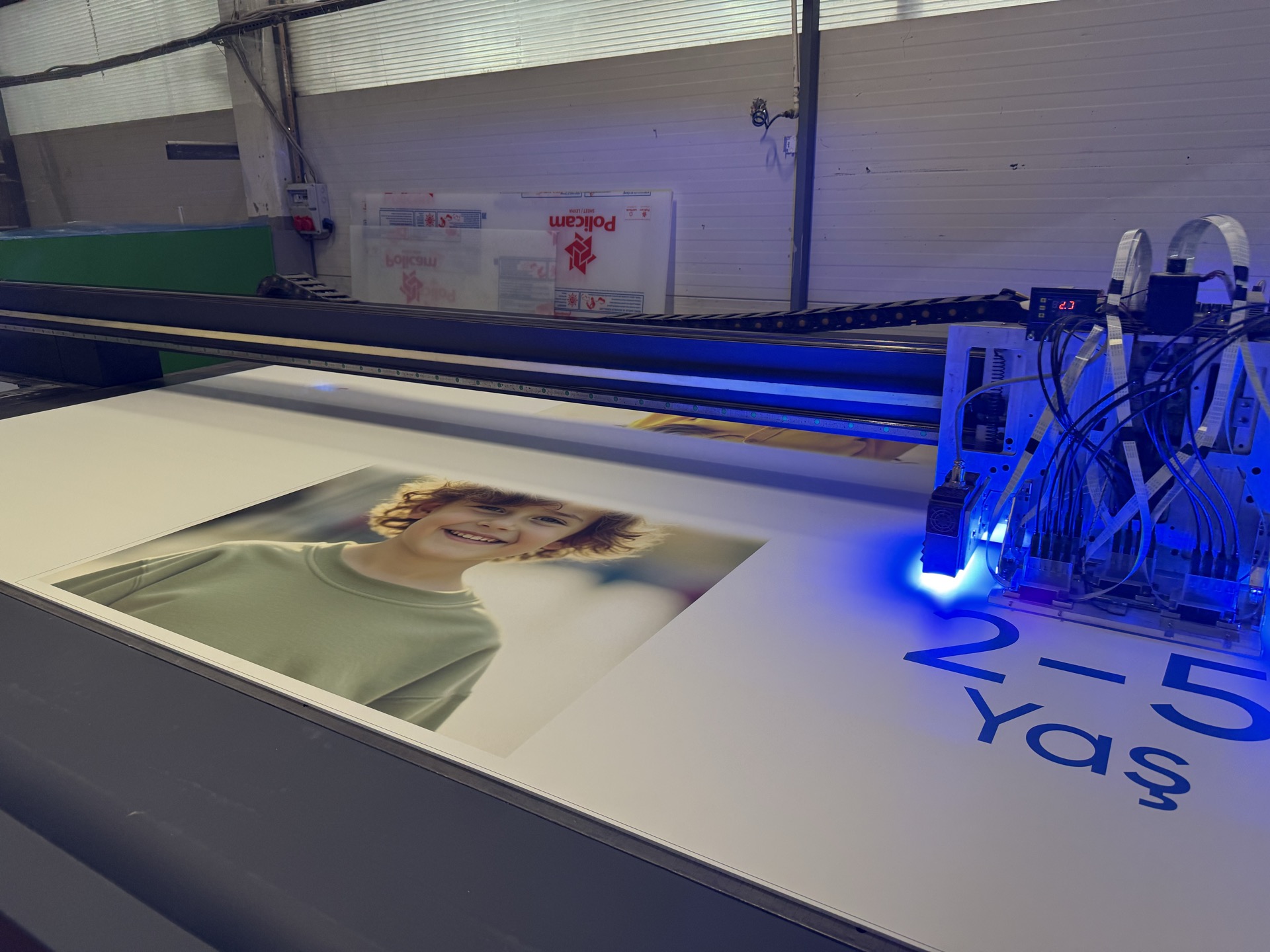 UV baskı makinesi çalışırken